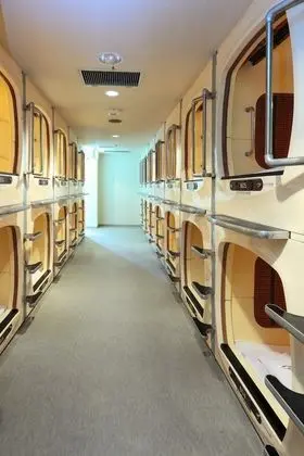 Oda, Sadece erkekler için (Upper Capsule, Outlets for Charging)