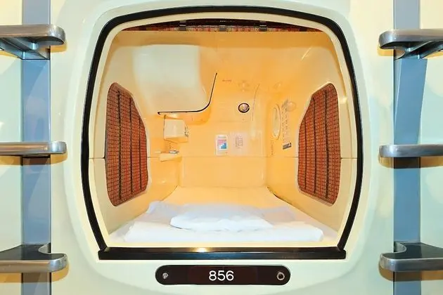 Oda, Sadece erkekler için (Upper Capsule, Outlets for Charging)