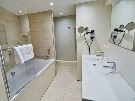 Standard Oda, 1 Büyük (Queen) Boy Yatak, Küvet