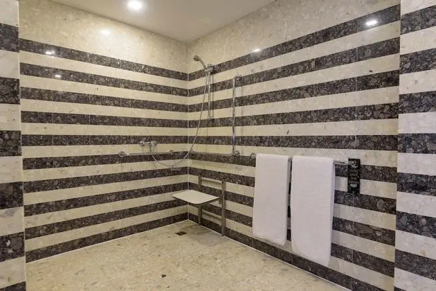 Engellilere uygun banyo