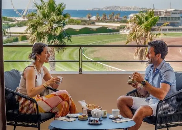 Odada yemek servisi