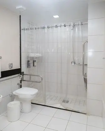 Engellilere uygun banyo