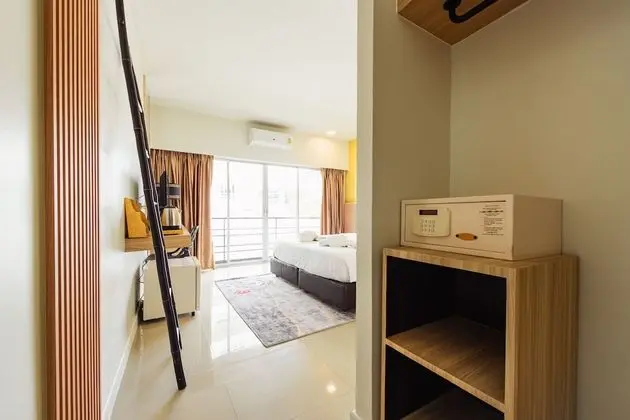 Deluxe Room, Balcony (Non-smoking)
