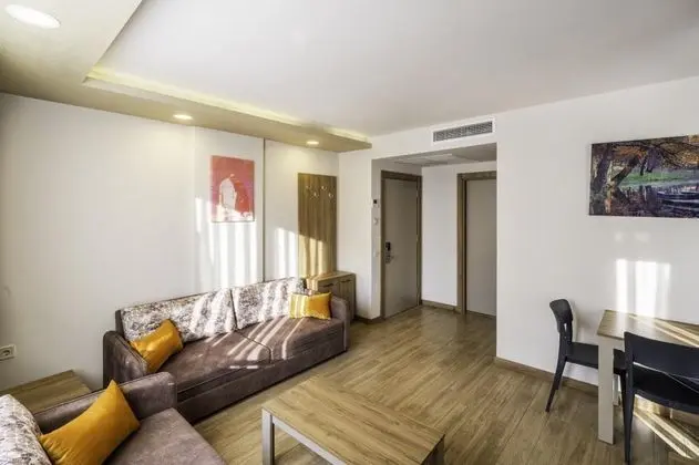 Suite, Kara veya Havuz Manzaralı
