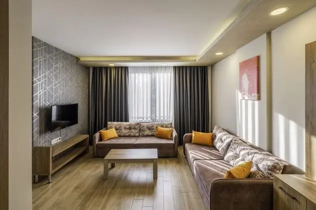 Suite, Kara veya Havuz Manzaralı, Balkonlu