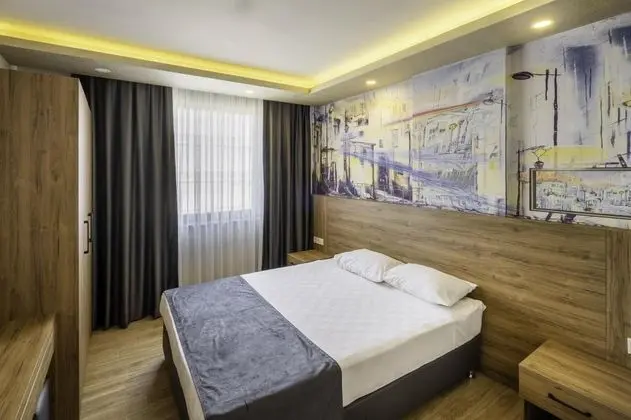 Suite, Kara veya Havuz Manzaralı, Balkonlu