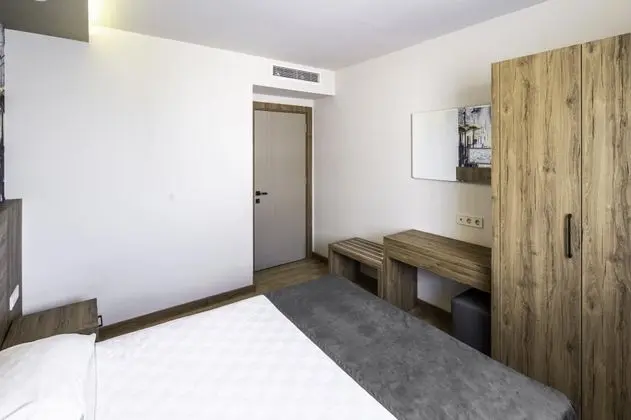 Suite, Kara veya Havuz Manzaralı, Balkonlu
