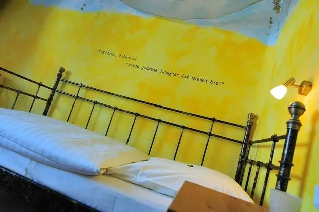 Single Room Gold