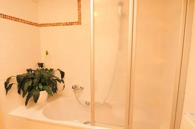 Single Room Gold