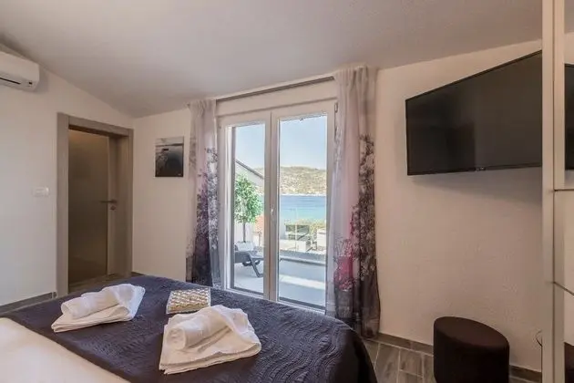 Ev (Goldie - 30 m from beach - H(8+1))