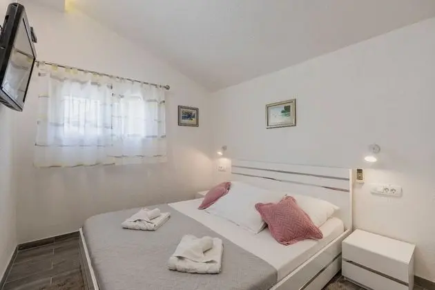 Ev (Goldie - 30 m from beach - H(8+1))