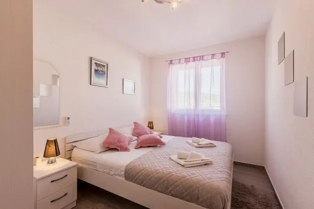 Ev (Goldie - 30 m from beach - H(8+1))