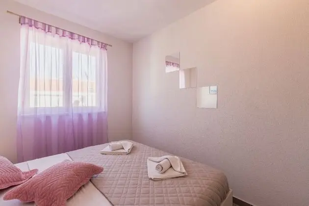 Ev (Goldie - 30 m from beach - H(8+1))