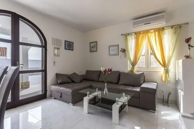Ev (Goldie - 30 m from beach - H(8+1))