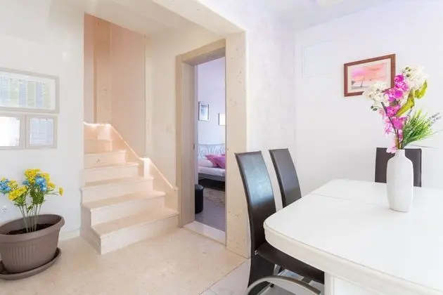 Ev (Goldie - 30 m from beach - H(8+1))