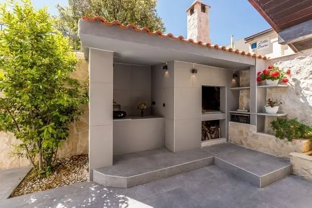 Ev (Goldie - 30 m from beach - H(8+1))