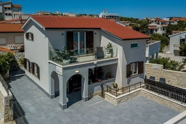 Ev (Goldie - 30 m from beach - H(8+1))