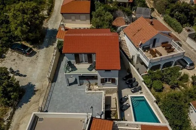 Ev (Goldie - 30 m from beach - H(8+1))