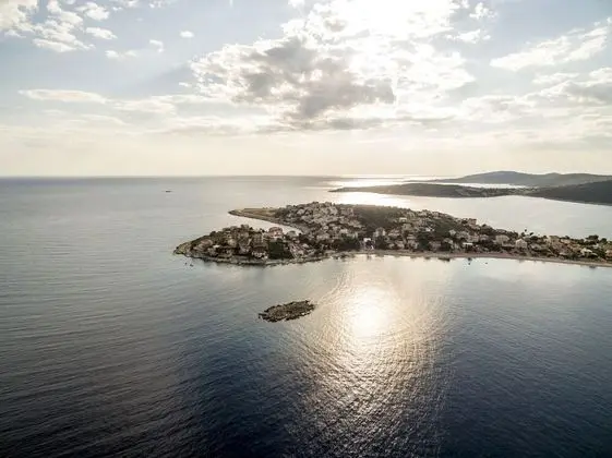 Ev (Goldie - 30 m from beach - H(8+1))