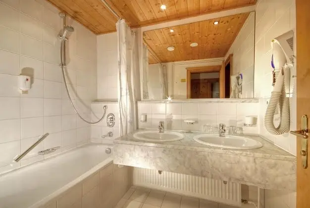 Tek Büyük Yataklı Oda, Balkon, Dağ Manzaralı