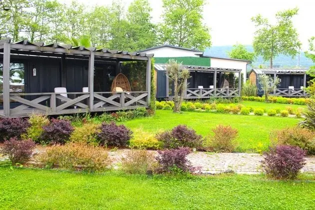 Senior Tiny House, Göl Manzaralı, Verandalı