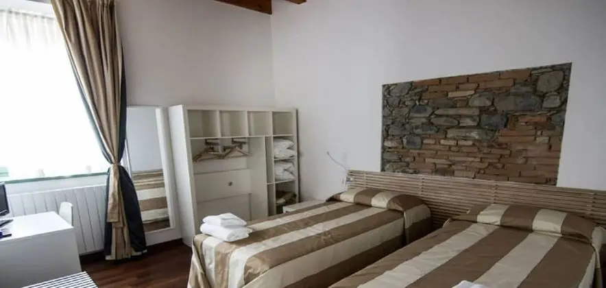 Junior Süit, Ek Bina