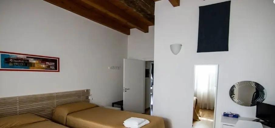 Junior Süit, Ek Bina