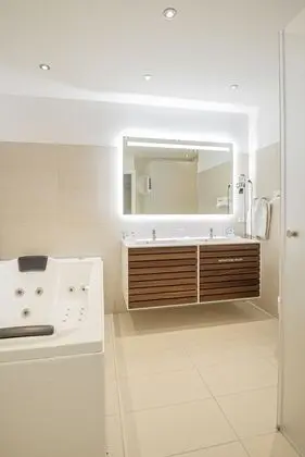 Süit, Sıcak Su Küveti, Göl Manzaralı