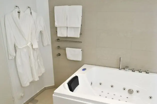 Süit, Sıcak Su Küveti, Göl Manzaralı