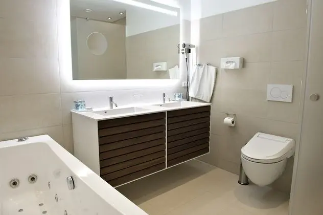 Süit, Sıcak Su Küveti, Göl Manzaralı