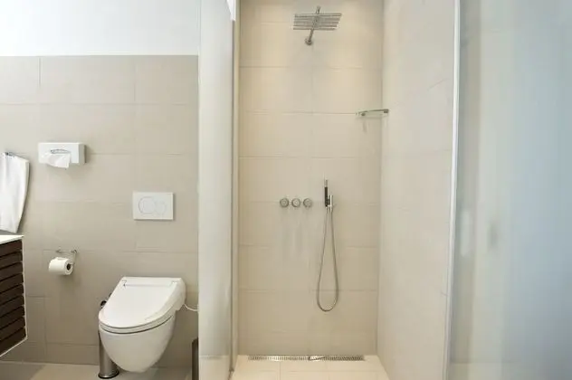 Süit, Sıcak Su Küveti, Göl Manzaralı