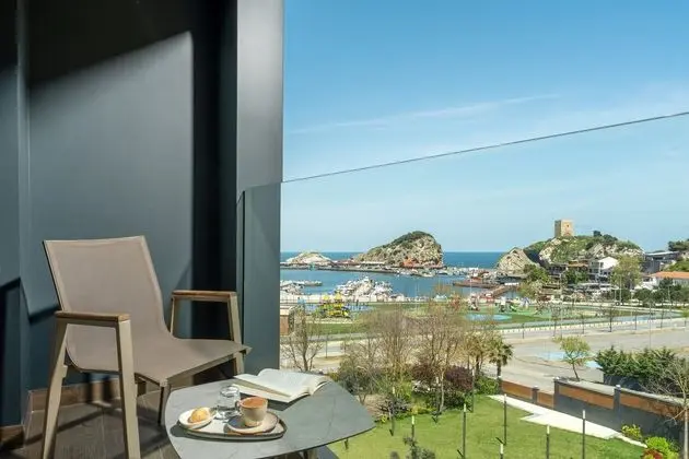 Balkonlu Köşe Oda Kısmi Deniz Manzaralı