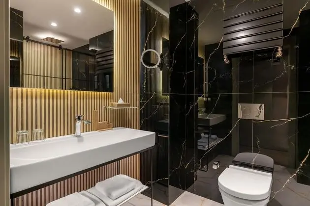 Balkonlu Köşe Oda Kısmi Deniz Manzaralı