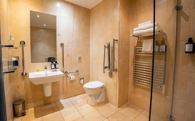 Engellilere uygun banyo