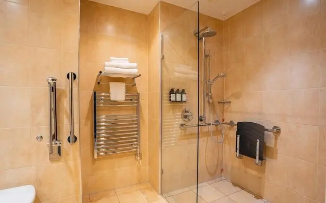 Engellilere uygun banyo