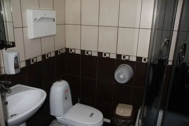 Economy Üç Kişilik Oda, Ortak Banyo