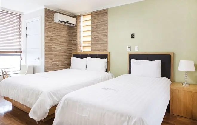 Deluxe Twin Room - No Kitchenette (Netflix available, Personal ID needed)