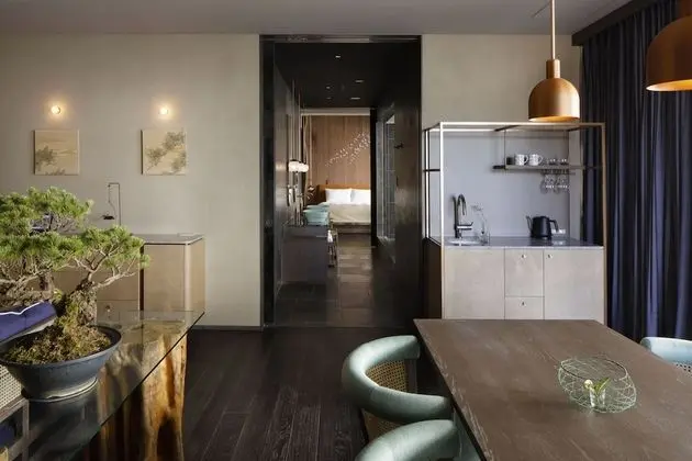 Luxury Süit (The Good Nature)