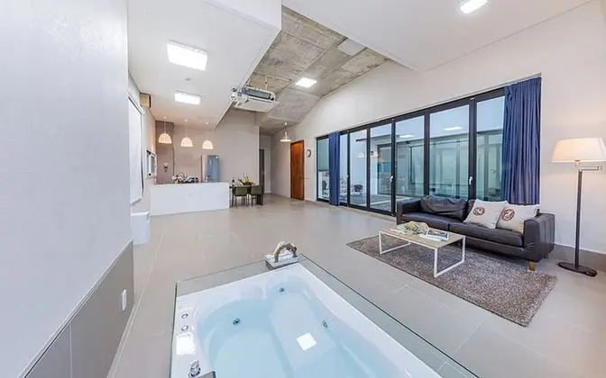 Luxury Oda