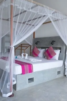 Deluxe Tek Büyük Yataklı Oda, Özel Banyo, Havuz Manzaralı