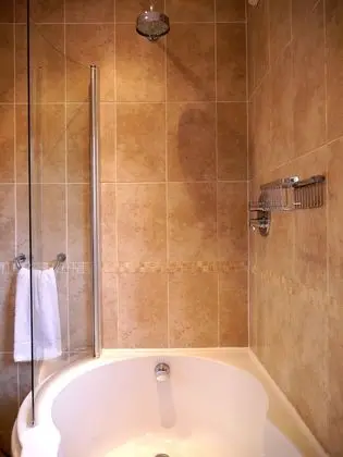 Tek Büyük veya İki Ayrı Yataklı Oda, Ortak Banyo