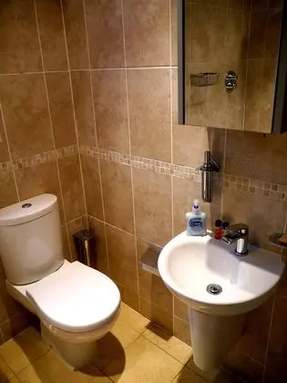 Tek Büyük veya İki Ayrı Yataklı Oda, Ortak Banyo