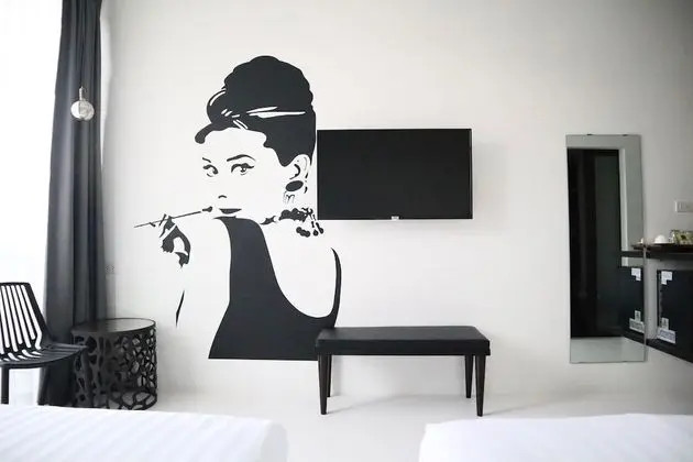 Twin Room (Free Netflix)