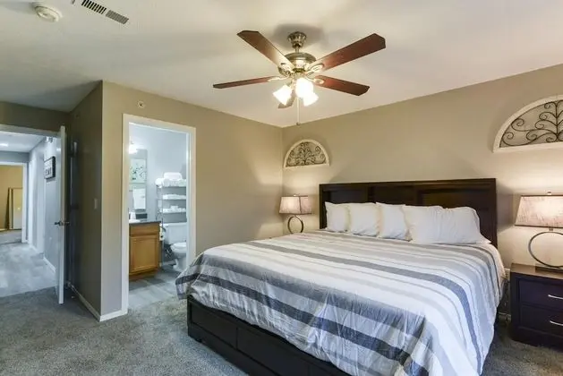 Daire (GoodVibes Hillside - Balcony w/Ozarks)