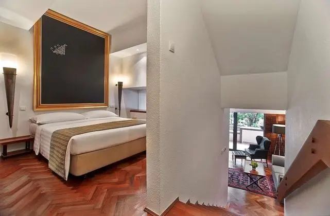 Parklane Split Level Studio - 3-5 Minutes Walking Distance to Annex Building