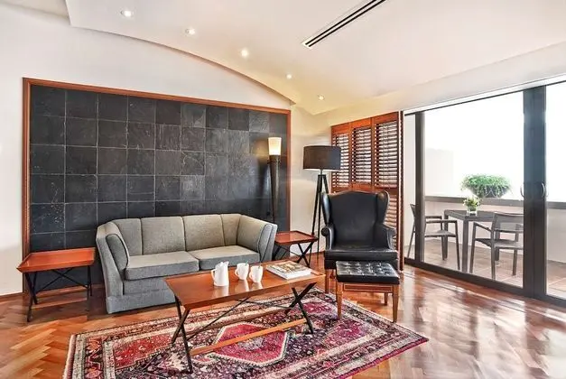 Parklane Split Level Studio - 3-5 Minutes Walking Distance to Annex Building