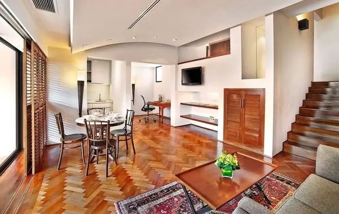 Parklane Split Level Studio - 3-5 Minutes Walking Distance to Annex Building