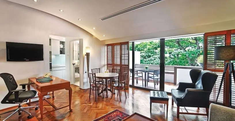 Parklane Split Level Studio - 3-5 Minutes Walking Distance to Annex Building