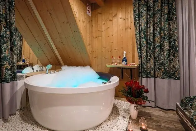 Romantic Oda, 1 Büyük (Queen) Boy Yatak, Jakuzi