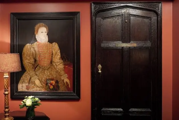 Tudor Suite (Suite Temptation)